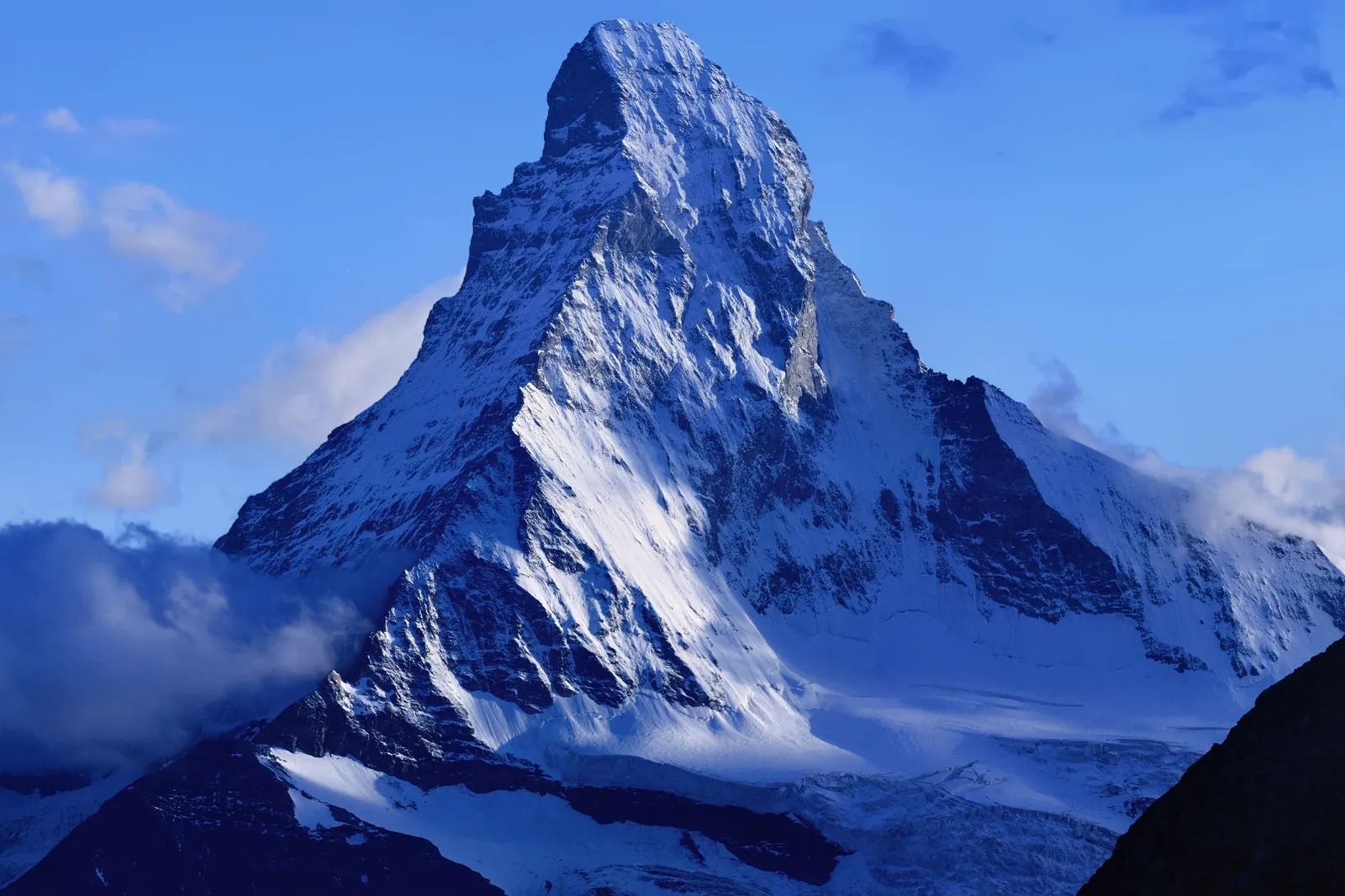Viaggiatore connesso in Svizzera con una eSIM da viaggio